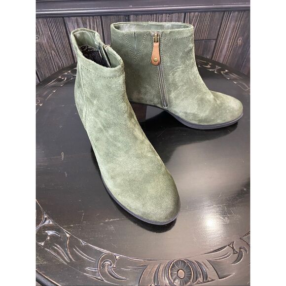 9 1/2, Rockport Cobb Hill ankle boots in green suede. Purchased but never worn. - Picture 1 of 12